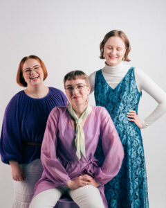 Freeta-yhtye poseeraa rennosti hymyillen valkoisen taustan edessä.