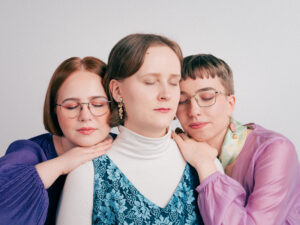 Freeta-yhtye vaalealla taustalla silmät kiinni.